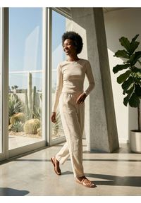 Sinsay - Koszulka z długim rękawem basic - kremowy. Kolor: kremowy. Długość rękawa: długi rękaw. Długość: długie