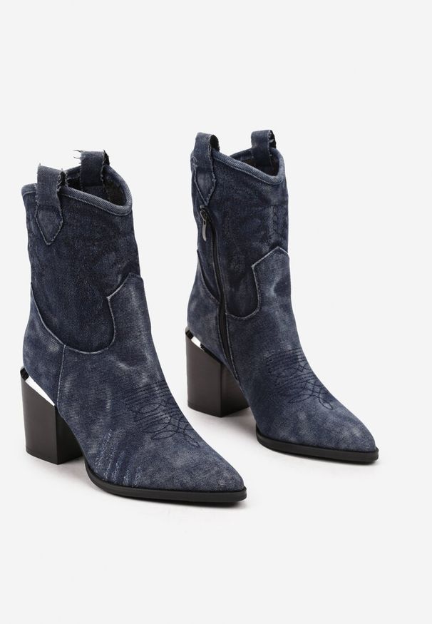 Renee - Granatowe Botki Typu Kowbojki na Słupku z Przeszywanymi Detalami Laorielle. Kolor: niebieski. Materiał: jeans, skóra. Obcas: na słupku. Styl: boho. Wysokość obcasa: średni