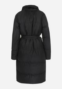 Born2be - Czarna Kurtka Długa Pikowana z Wiązanym Paskiem Clysa. Typ kołnierza: kołnierzyk stójkowy. Kolor: czarny. Materiał: materiał. Długość: długie. Sezon: zima #6