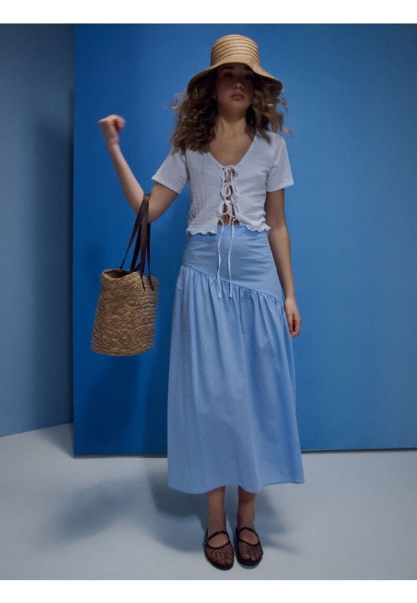 Sinsay - Spódnica midi z asymetryczną falbaną w paski - niebieski. Kolor: niebieski. Wzór: paski