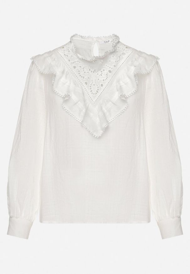 Born2be - Biała Bawełniana Bluzka z Ażurowym Haftem i Falbaną Przy Dekolcie Neveine. Okazja: na co dzień. Kolor: biały. Materiał: bawełna. Długość rękawa: długi rękaw. Długość: długie. Wzór: ażurowy, haft. Sezon: wiosna, lato. Styl: boho, elegancki, casual