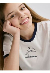 Reserved - Krótki t-shirt z haftem - granatowy. Kolor: niebieski. Materiał: bawełna. Długość: krótkie. Wzór: haft