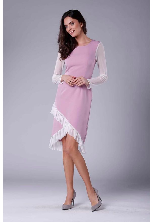 Nommo - Różowa Wizytowa Sukienka z Kopertowym Dołem z Hiszpańską Falbanką. Kolor: różowy. Materiał: poliester, wiskoza. Typ sukienki: kopertowe. Styl: wizytowy