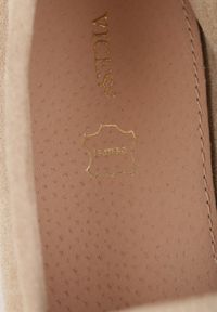 Born2be - Jasnobeżowe Mokasyny VICES ze Skórzaną Wkładką i Metalową Ozdobą Aquilin. Nosek buta: okrągły. Kolor: beżowy. Materiał: skóra. Wzór: aplikacja. Obcas: na obcasie. Styl: klasyczny. Wysokość obcasa: niski #2