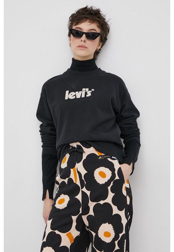 Levi's® - Levi's Bluza bawełniana damska kolor czarny z nadrukiem 18686.0056-Blacks. Okazja: na spotkanie biznesowe, na co dzień. Kolor: czarny. Materiał: bawełna. Wzór: nadruk. Styl: biznesowy, casual