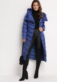 Born2be - Niebieska Długa Pikowana Kurtka Płaszcz z Kapturem i Ozdobnymi Suwakami Vlemika. Typ kołnierza: kaptur. Kolor: niebieski. Długość: długie #3