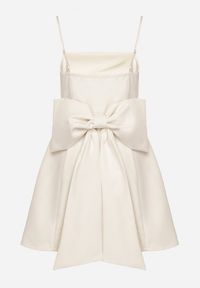 Born2be - Beżowa Rozkloszowana Sukienka na Ramiączkach Zdobiona Dużą Kokardą Lavvia. Okazja: na co dzień. Typ kołnierza: kokarda. Kolor: beżowy. Długość rękawa: na ramiączkach. Wzór: aplikacja. Typ sukienki: rozkloszowane. Styl: casual, elegancki #3