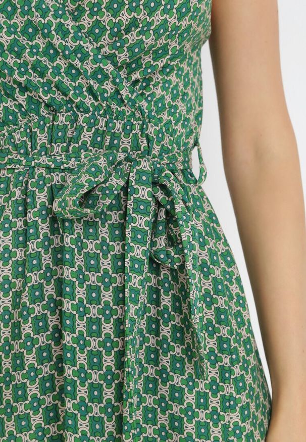 Born2be - Ciemnozielona Sukienka z Gumką w Talii i Falbanką na Dole z Wiskozy Heidsan. Kolor: zielony. Materiał: wiskoza