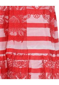 CATERINA - Zwiewna sukienka midi w paski. Kolor: czerwony. Długość rękawa: na ramiączkach. Wzór: paski. Długość: midi #3