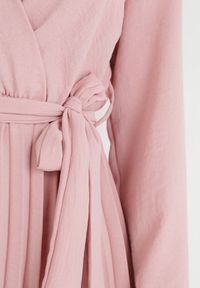 Born2be - Ciemnoróżowa Sukienka Plisowana z Kopertowym Dekoltem i Paskiem Minesia. Kolor: różowy. Materiał: materiał. Typ sukienki: kopertowe. Styl: elegancki