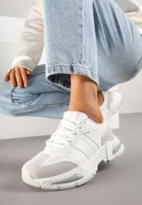 Renee - Białe Sneakersy w Streetwearowym Stylu z Ozdobnymi Przeszyciami Isallena. Okazja: na co dzień. Kolor: biały. Materiał: jeans. Obcas: na płaskiej podeszwie