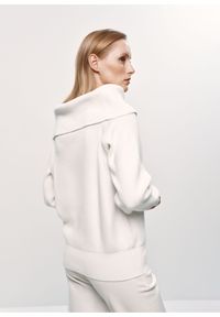 Ochnik - Kremowy sweter damski obszernym kołnierzem. Kolor: biały. Materiał: wiskoza #2