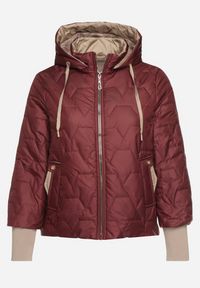 Born2be - Czerwona Pikowana Kurtka z Kapturem i Przedłużonym Tyłem Tulunia. Okazja: na spacer. Typ kołnierza: kaptur. Kolekcja: plus size. Kolor: czerwony. Materiał: jeans. Wzór: aplikacja. Styl: elegancki #6