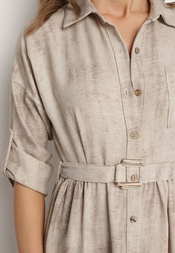 Born2be - Beżowa Sukienka o Koszulowym Kroju z Paskiem z Klamrą Evelmio. Okazja: na co dzień. Typ kołnierza: kołnierzyk klasyczny. Kolor: beżowy. Materiał: jeans. Długość rękawa: długi rękaw. Typ sukienki: koszulowe. Styl: klasyczny, casual, elegancki