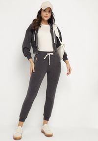 Born2be - Ciemnoszary Bawełniany Komplet Dresowy Bluza z Kapturem i Spodnie ze Sznurkiem Hariven. Kolor: szary. Materiał: dresówka, bawełna. Sport: turystyka piesza #5