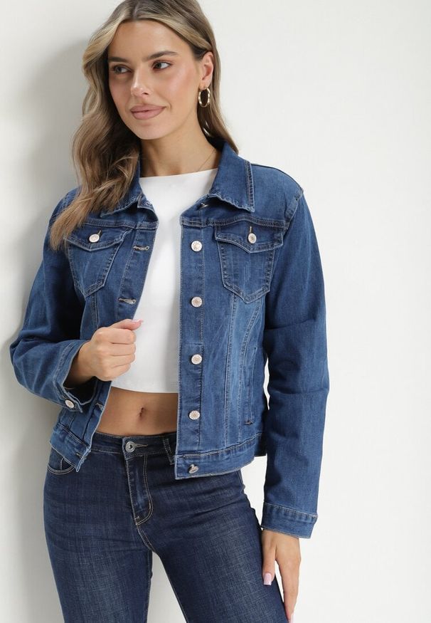 Born2be - Granatowa Jeansowa Kurtka z Przetarciami i Kieszeniami z Klapami Hazelle. Okazja: na co dzień. Kolor: niebieski. Materiał: jeans. Długość rękawa: długi rękaw. Długość: długie. Styl: casual, klasyczny