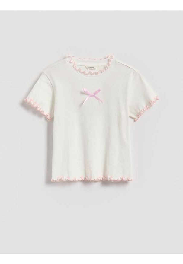 Reserved - Bawełniany t-shirt z falbanką - pastelowy róż. Kolor: różowy. Materiał: bawełna