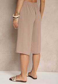 Renee - Ciemnobeżowe Luźne Spodnie 3/4 z Kieszonkami Efrinea. Okazja: na co dzień. Kolor: beżowy. Materiał: guma. Styl: casual, elegancki #3