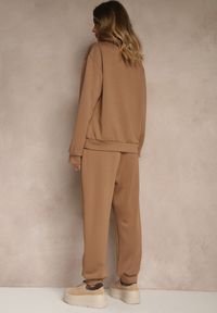 Renee - Ciemnobeżowy Komplet Dresowy z Bawełną Spodnie ze Ściągaczami i Bluza Nirrive. Kolor: beżowy. Materiał: dresówka, bawełna