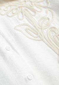 Renee - Biała Nietoperzowa Koszula z Wiskozy z Podpinanymi Rękawami i Haftem Adreaneh. Okazja: na co dzień. Kolor: biały. Materiał: wiskoza. Wzór: haft. Sezon: lato. Styl: boho, casual #2