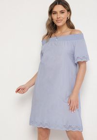 Born2be - Jasnoniebieska Bawełniana Sukienka Hiszpanka z Ażurowymi Zdobieniami Filissa. Okazja: na co dzień. Typ kołnierza: dekolt hiszpanka. Kolor: niebieski. Materiał: bawełna. Długość rękawa: krótki rękaw. Wzór: aplikacja, ażurowy. Typ sukienki: z odkrytymi ramionami, rozkloszowane. Styl: casual