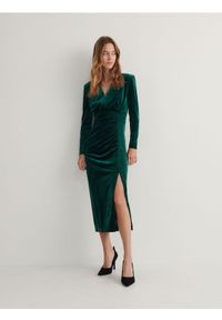 Reserved - Welurowa sukienka midi - zielony. Kolor: zielony. Materiał: welur. Długość: midi