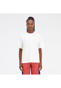Koszulka damska New Balance WT33510WT – biała. Kolor: biały. Materiał: dresówka, materiał, bawełna. Długość rękawa: krótki rękaw. Długość: krótkie. Wzór: napisy #1