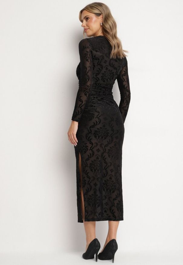 Born2be - Czarna Dopasowana Sukienka z Wiskozą Zdobiona Welurowym Wzorem Marszczeniem i Rozcięciem Polamia. Okazja: do pracy. Kolor: czarny. Materiał: welur, wiskoza. Długość rękawa: długi rękaw. Wzór: aplikacja. Typ sukienki: dopasowane. Styl: wizytowy, elegancki