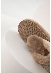 Answear Lab kapcie kolor beżowy. Nosek buta: okrągły. Kolor: beżowy. Materiał: guma. Obcas: na obcasie. Styl: wakacyjny. Wysokość obcasa: niski #3