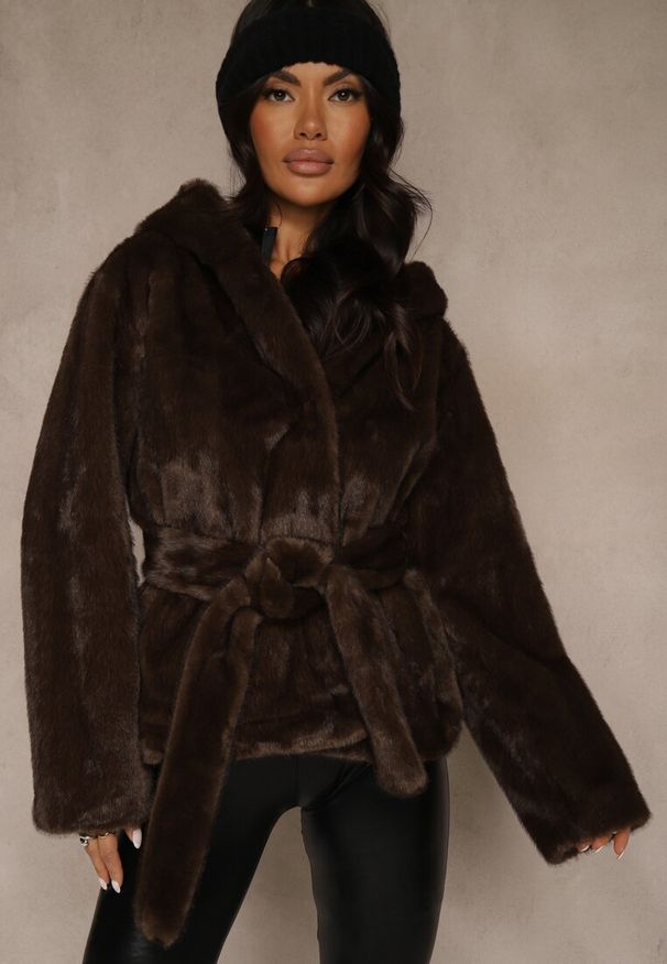 Renee - Brązowa Futerkowa Kurtka z Kapturem i Wiązanym Paskiem Zetele. Typ kołnierza: kaptur. Kolor: brązowy. Materiał: jeans, koronka