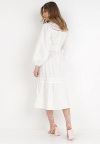 Born2be - Biała Sukienka Hekala. Kolor: biały. Materiał: koronka, tkanina. Wzór: aplikacja, koronka, haft. Długość: midi