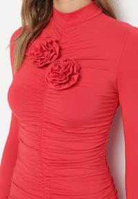 Born2be - Czerwona Dopasowana Sukienka Mini z Marszczeniem i Aplikacją Kwiatu Wersa. Kolor: czerwony. Wzór: aplikacja, kwiaty. Długość: mini #4