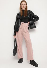 Born2be - Różowe Spodnie z Wysokim Stanem Ozdobione Sznurkami Akleria. Okazja: na spacer. Stan: podwyższony. Kolor: różowy. Materiał: jeans. Wzór: aplikacja #2