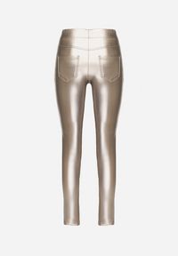 Born2be - Srebrne Ocieplane Spodnie z Imitacji Skóry o Dopasowanym Kroju z Wysokim Stanem Rivaki. Okazja: na co dzień. Stan: podwyższony. Kolor: srebrny. Materiał: skóra. Styl: casual, elegancki #4