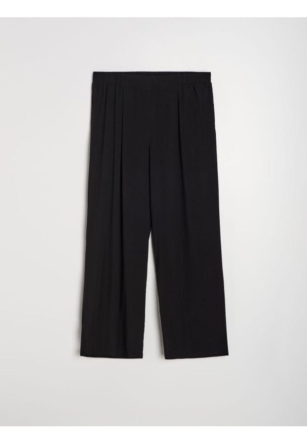 Sinsay - Wiskozowe spodnie palazzo Plus Size - czarny. Kolekcja: plus size. Kolor: czarny. Materiał: wiskoza