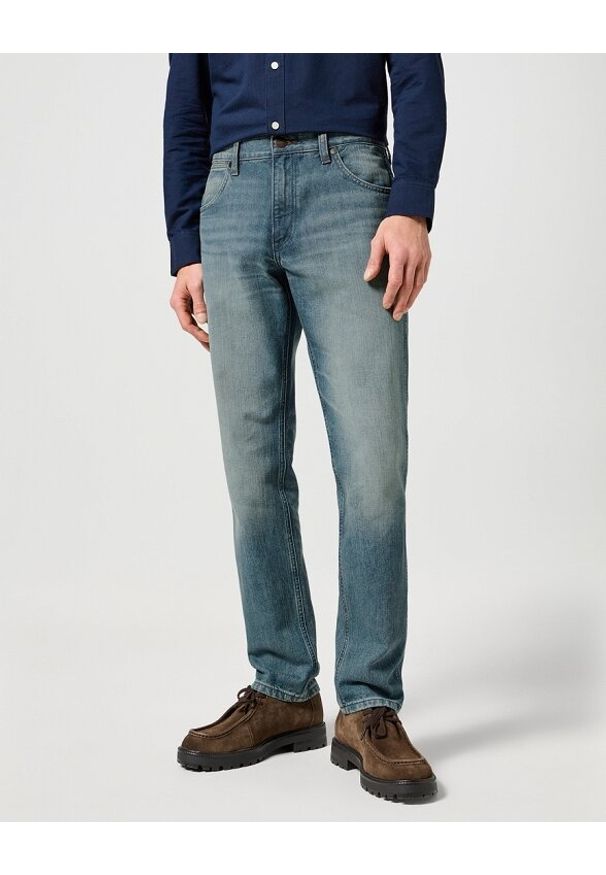 Wrangler - WRANGLER MĘSKIE SPODNIE JEANSOWE GREENSBORO SAGE WASH 112357417 W15Q008821
