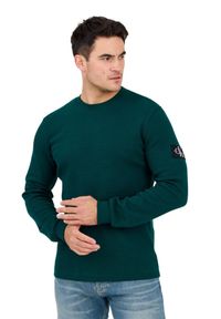 Calvin Klein - CALVIN KLEIN Zielony męski longsleeve z naszywką. Okazja: na co dzień. Kolor: zielony. Materiał: bawełna. Długość rękawa: długi rękaw. Wzór: aplikacja. Styl: casual