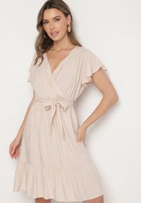 Born2be - Beżowa Wiskozowa Sukienka z Kopertowym Dekoltem i Paskiem Aurenelle. Okazja: na co dzień. Typ kołnierza: dekolt kopertowy. Kolor: beżowy. Materiał: wiskoza. Długość rękawa: krótki rękaw. Sezon: wiosna, lato. Typ sukienki: kopertowe. Styl: casual #1
