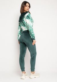 Born2be - Ciemnozielony Komplet Dresowy z Weluru Bluza z Kapturem z Ozdobnym Wzorem i Spodnie Grouvia. Kolor: zielony. Materiał: dresówka, welur #5