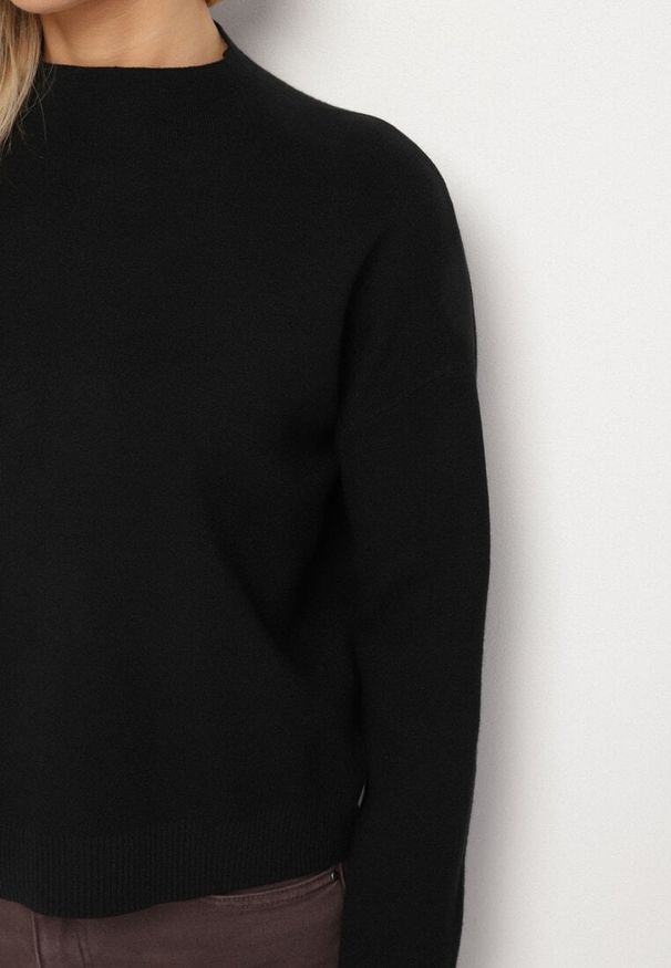 Born2be - Czarny Gładki Sweter o Pudełkowym Kroju ze Stójką Unessa. Okazja: na co dzień. Typ kołnierza: kołnierzyk stójkowy. Kolor: czarny. Materiał: jeans. Wzór: gładki. Styl: casual