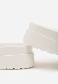 Born2be - Białe Klapki na Grubej Podeszwie z Dwoma Klamrami Xenienne. Okazja: na co dzień. Kolor: biały. Materiał: jeans. Wzór: ażurowy. Styl: casual, klasyczny #4