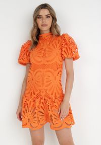 Born2be - Pomarańczowa Sukienka Cilleis. Typ kołnierza: kołnierzyk stójkowy. Kolor: pomarańczowy. Materiał: koronka. Wzór: ażurowy, aplikacja, koronka. Styl: elegancki. Długość: mini