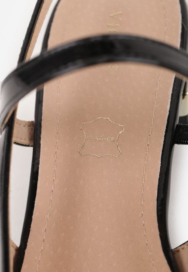 Born2be - Czarne Sandały Vices Bez Pięty ze Skórzaną Wkładką i Metaliczną Wstawką Sarozi. Okazja: na co dzień. Zapięcie: sprzączka. Kolor: czarny. Materiał: skóra. Wzór: kwiaty. Styl: casual, klasyczny, elegancki