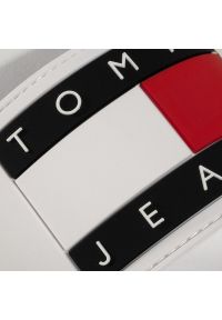 TOMMY HILFIGER - Tommy Hilfiger Klapki Tommy Jeans Flag Pool Slide W EN0EN00474-YBS białe. Kolor: biały. Materiał: jeans #5