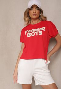 Renee - Czerwony T-shirt z Nadrukiem Napisu Dezerine. Okazja: na co dzień. Kolor: czerwony. Materiał: jeans. Wzór: napisy, nadruk. Styl: klasyczny, casual