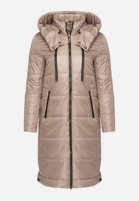 Born2be - Ciemnobeżowa Przejściowa Kurtka Pikowana z Kapturem i Suwakami po Bokach Fesunela. Okazja: na co dzień. Typ kołnierza: kaptur. Kolekcja: plus size. Kolor: beżowy. Materiał: jeans. Sezon: jesień. Styl: casual, klasyczny #2