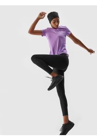 4f - Koszulka do biegania szybkoschnąca damska - fioletowa. Kolor: fioletowy. Materiał: włókno, syntetyk, materiał, dzianina. Długość: krótkie. Wzór: gładki, ze splotem. Sport: bieganie, fitness