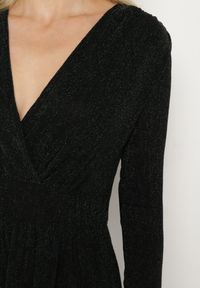 Born2be - Zielona Taliowana Sukienka z Wiskozą o Rozkloszowanym Kroju Zdobiona Metaliczną Nicią Mesinae. Okazja: do pracy, na spotkanie biznesowe. Typ kołnierza: dekolt w kształcie V. Kolor: zielony. Materiał: wiskoza. Długość rękawa: długi rękaw. Wzór: aplikacja. Typ sukienki: rozkloszowane. Styl: glamour, biznesowy, wizytowy, elegancki #7