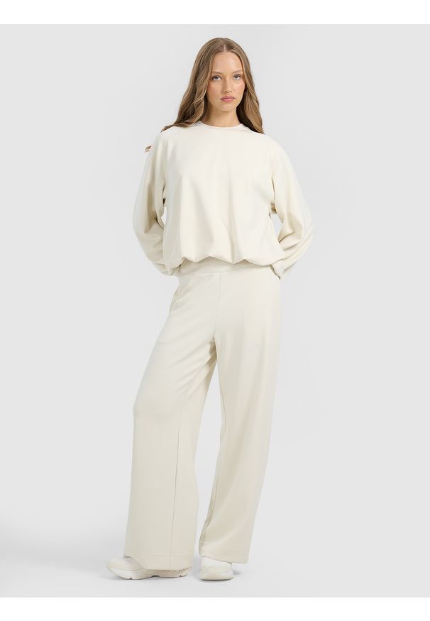 4f - 4F Spodnie dresowe z szerokimi nogawkami z modalem damskie - beżowe M. Stan: podwyższony. Kolor: beżowy. Materiał: dresówka. Wzór: gładki