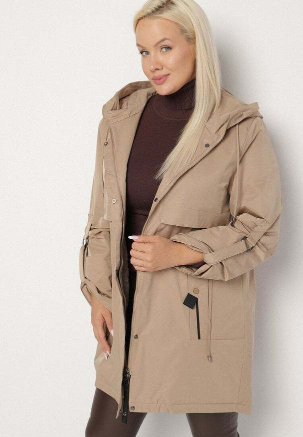 Born2be - Beżowa Kurtka Typu Parka z Kapturem i Podpinanymi Rękawami Falunea. Okazja: na co dzień, na spacer. Typ kołnierza: kaptur. Kolekcja: plus size. Kolor: brązowy. Materiał: jeans. Styl: casual, sportowy, klasyczny, elegancki